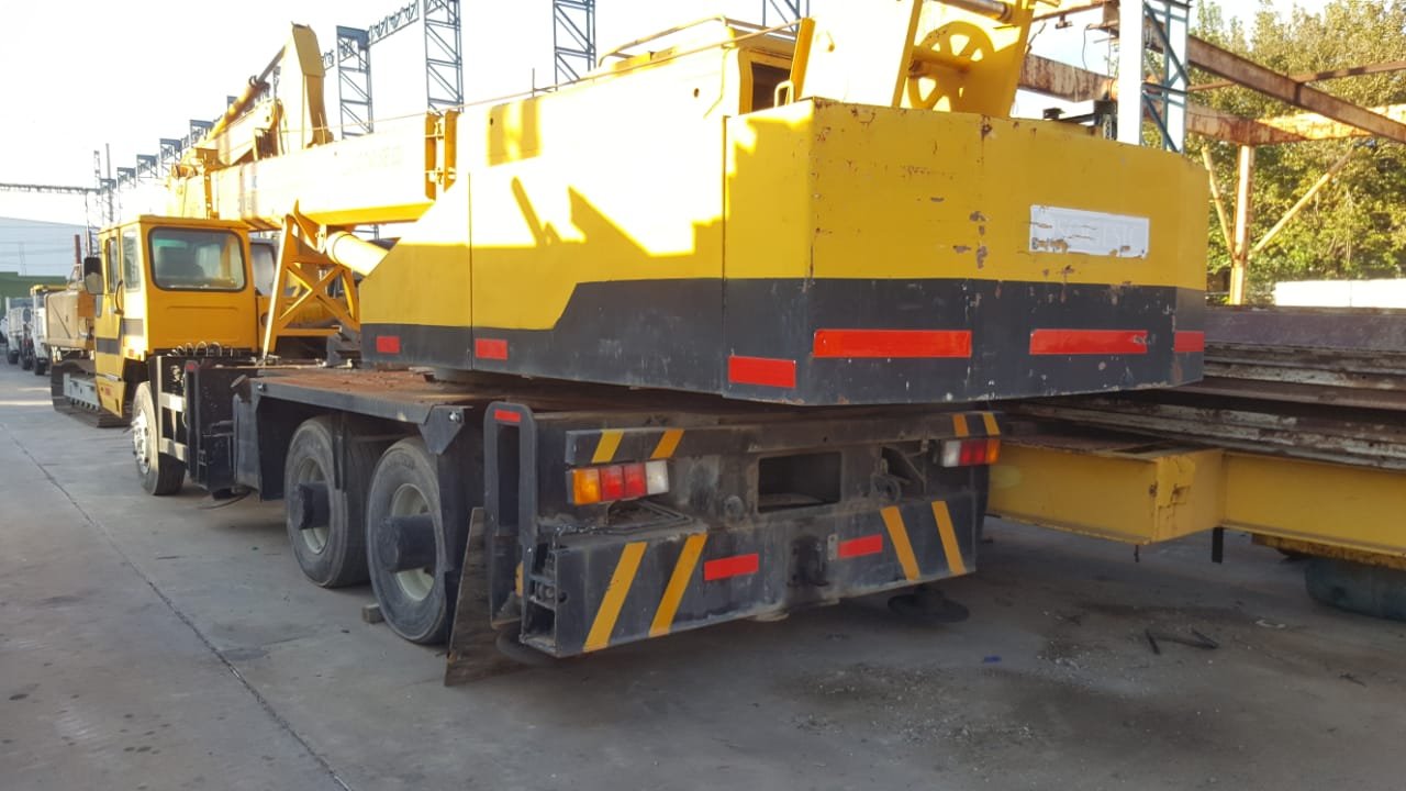 GRUA SOBRE CAMION XCMG 20 TONELADAS