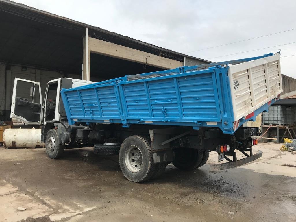 Iveco Tector 170E22 con caja Volcadora 6 m