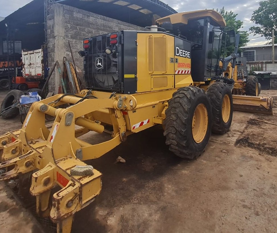 Motoniveladora John Deere 670 G 2012 con 11.500 hs